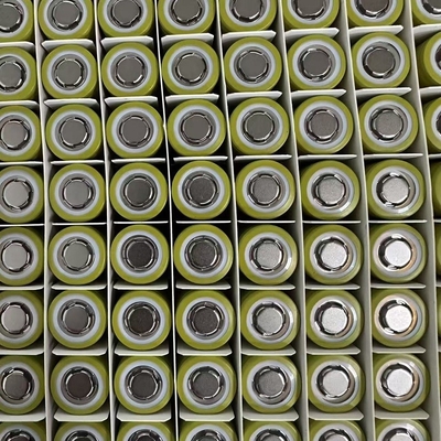 21700 piles au lithium-ion, capacité 5000 mAh, débit de 3C 15A.